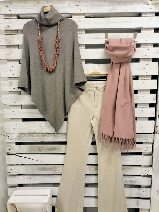 Capita con cuello taupe