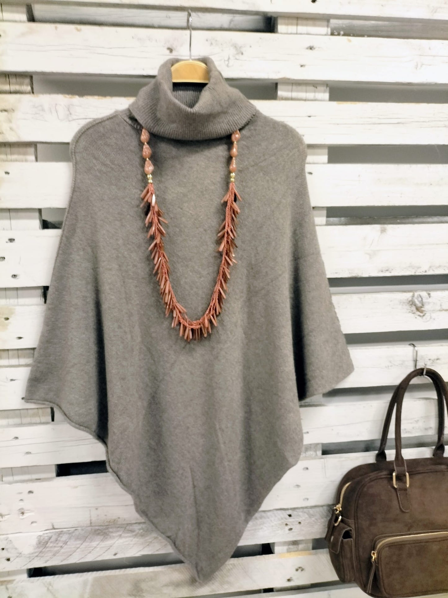 Capita con cuello taupe