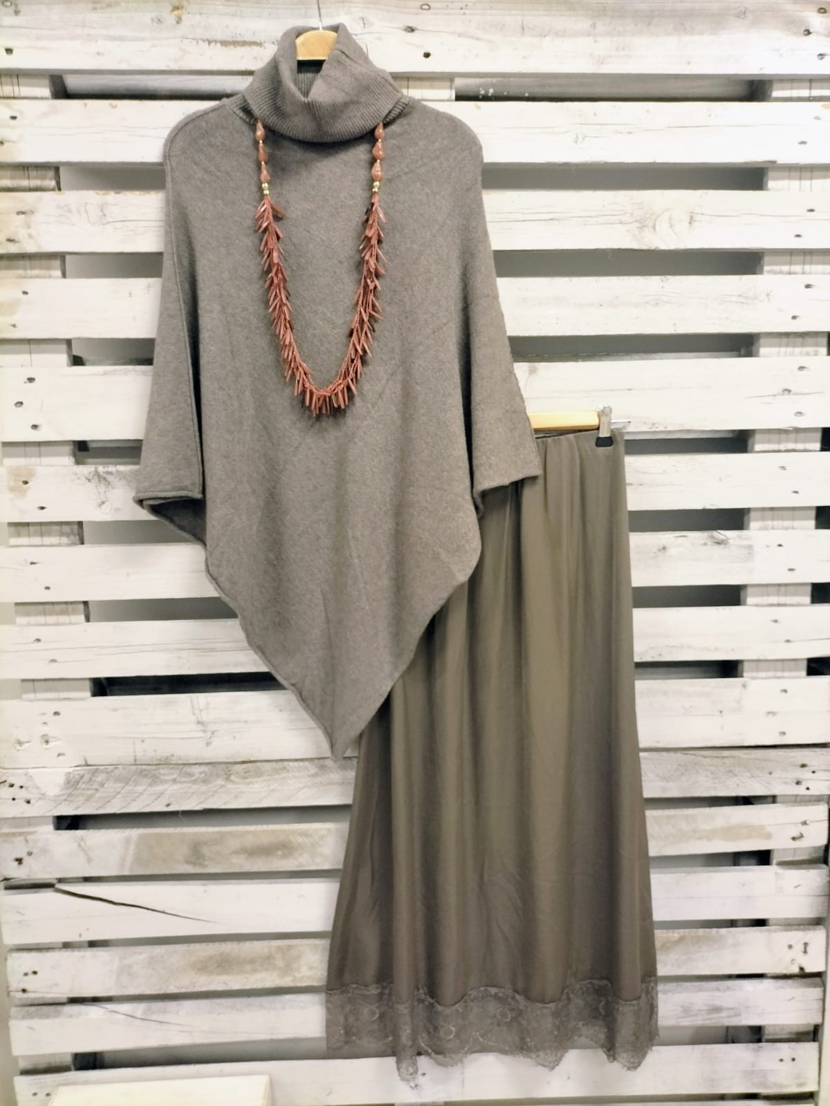 Capita con cuello taupe