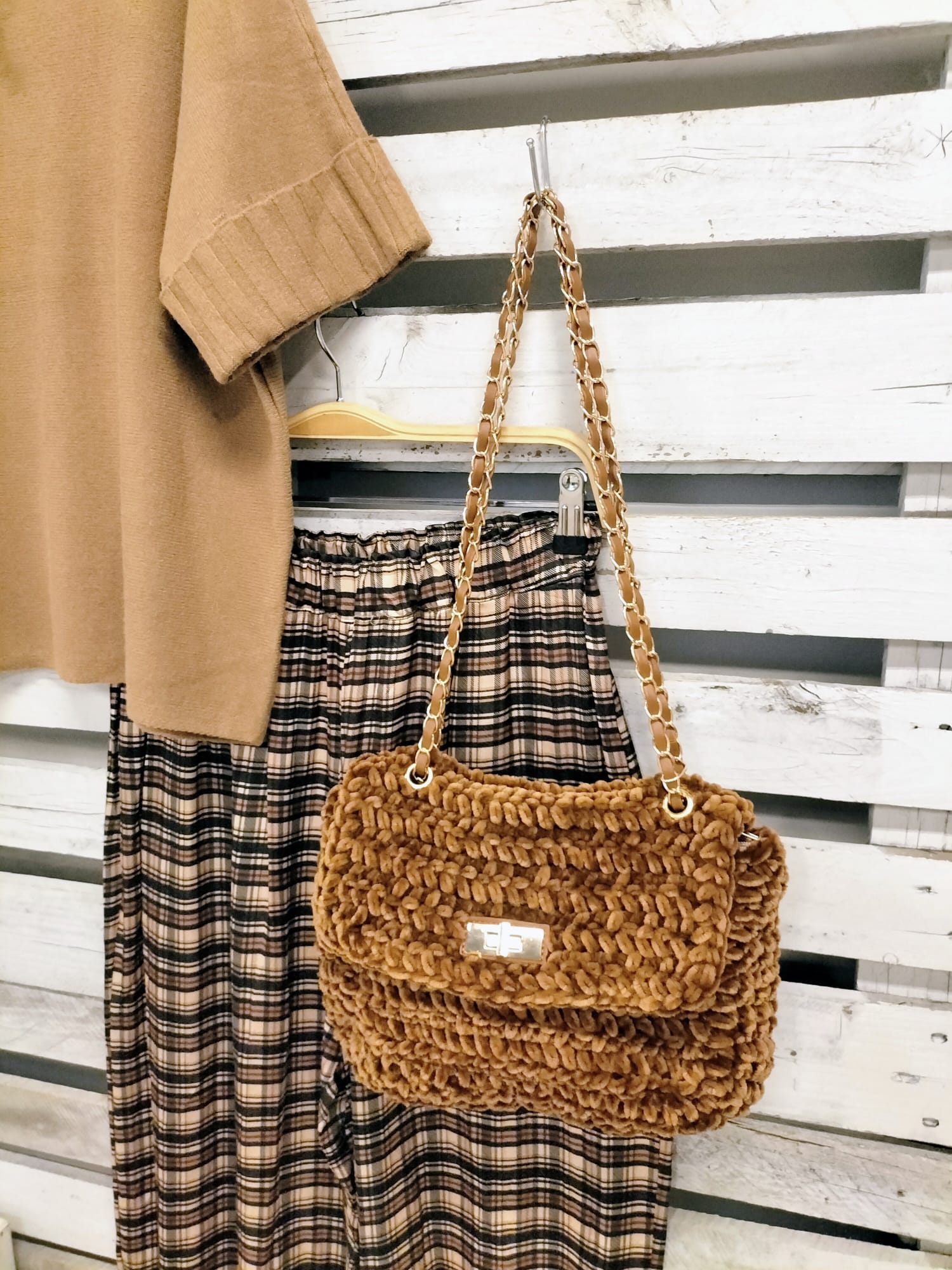 Bolso Classy efecto velvet camel - botanikamoda